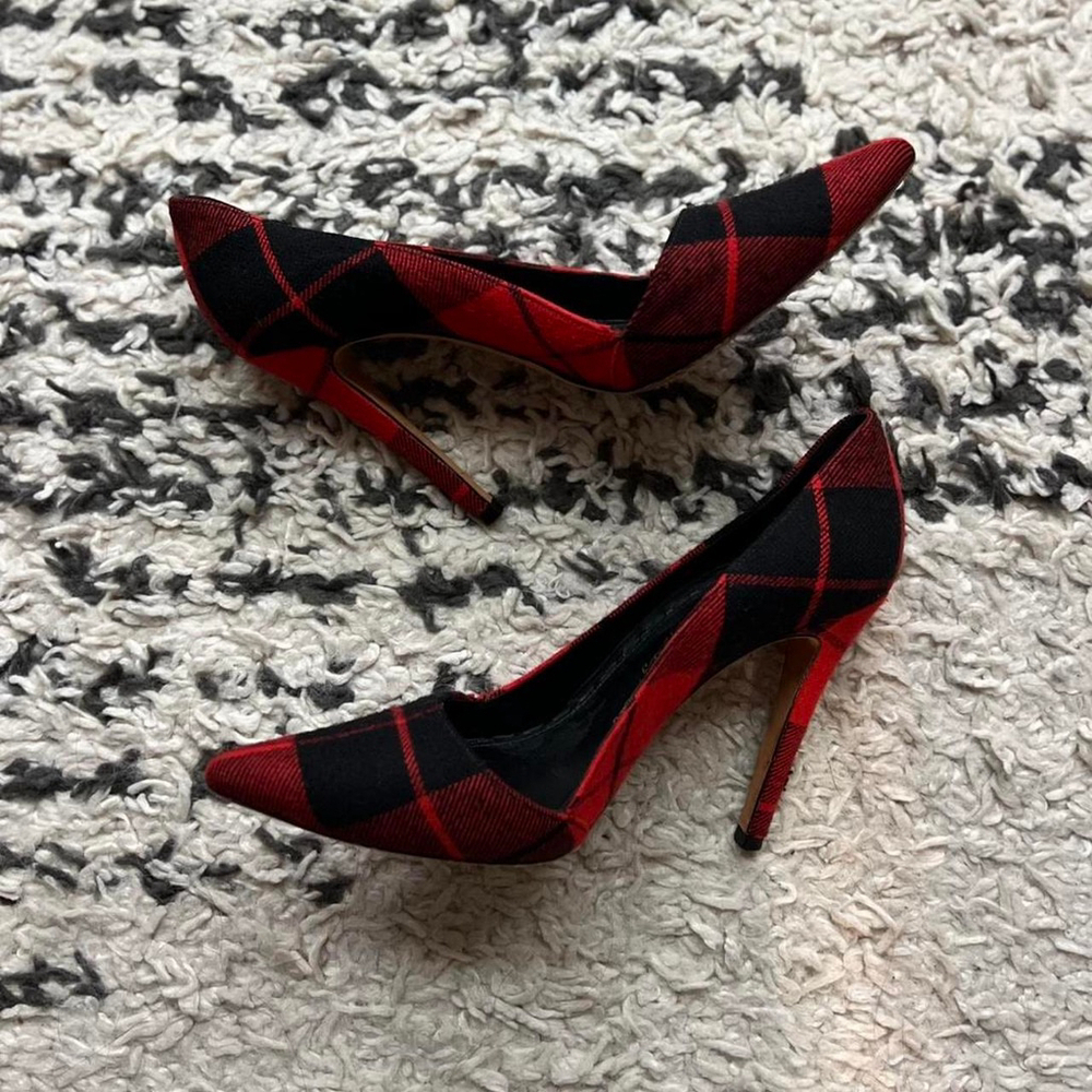 Alice + Olivia Red & Black Plaid Pumps - Size 37.5 - Picture 3 of 7